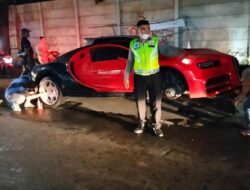 Viral Mobil Sport Bugatti Patah Ban di Depok, Ini Kata Polisi