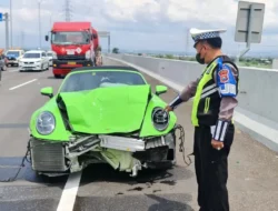 Pengemudi Porsche Ngebut 130 Km/Jam Tabrak Livina di Tol Sidoarjo