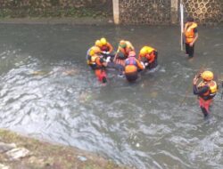 Petugas Temukan Lagi Anak yang Hanyut di Kali Mampang, Korban Meninggal