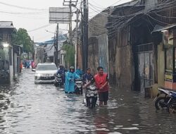 Tegal Alur Jakbar Masih Banjir Siang Ini, Ketinggian Air Capai 60 Cm