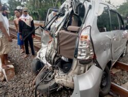 Total 2 Motor dan 2 Mobil Tertabrak KA di Bekasi