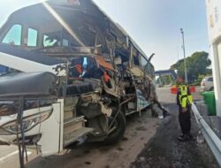 Polisi Cari Truk yang Ditabrak Bus Tewaskan 2 Orang di Tol Semarang