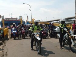 Pemudik Pakai Motor dari Merak Dikawal Polisi hingga Perbatasan Banten-DKI