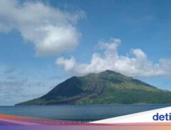 Erupsi Gunung Ruang Akibatkan Hujan Kerikil, Atap Rumah Warga Rusak