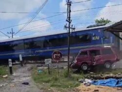 Mobil Carry Rombongan Pemudik Dihantam KAI di Madiun