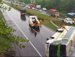 5 Penumpang Alami Luka Berat Usai Bus Terguling di KM 98 Tol Cipali