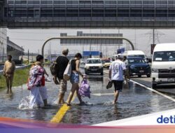 Mobil Terjebak Banjir di Dubai, Penumpang Keluar dan Jalan Kaki