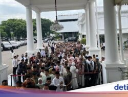 Saat Menteri dan Warga Gantian Antre Salaman dengan Jokowi di Open House