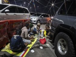 Potret Pemudik Sahur di Pinggir Tol Cikampek