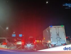 Padatnya Tol Japek Menuju Jakarta saat Puncak Arus Balik Malam Ini