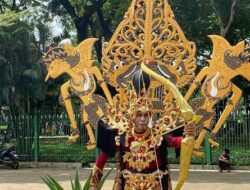 Suka Duka Supono Jadi Manusia Wayang di Monas Saat Momen Lebaran