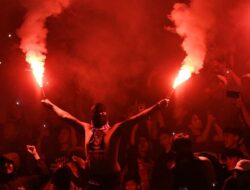 Penonton Nyalakan Flare dan Petasan di GBK, Panitia Ingatkan Ketertiban