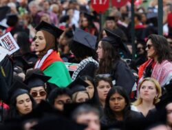 Seruan ‘Free Palestine’ Kala Ratusan Wisudawan Harvard Walk Out