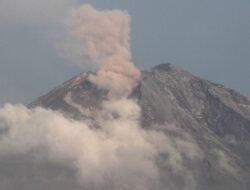 Gunung Semeru Erupsi, Warga Diimbau Jauhi Radius 13 Km dari Puncak