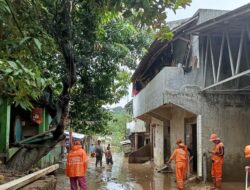 Banjir Datangi usai Hujan di Tengah Akhir Pekan Panjang