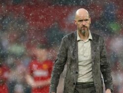 Ten Hag Ibaratkan MU Seperti Orang Berenang dengan Tangan Terikat