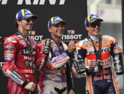 Momen Menegangkan Martin-Bagnaia-Marquez 'Saling Sikut' di Lap Terakhir