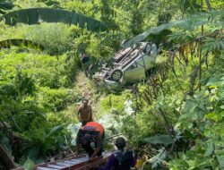 Sopir Belajar Nyetir, Mobil Berisi 1 Keluarga Terjun ke Jurang di Mojokerto