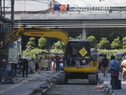 Satu Eskalator Stasiun Sudirman Diperbaiki, Anak KRL Naik Tangga Dulu Ya