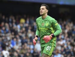 Ederson Bakal Tinggalkan Man City