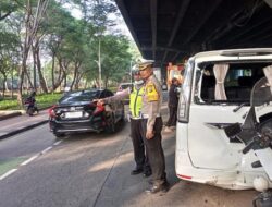 Mobil Tertabrak Bus dan Motor Usai Tabrak Separator di Jakut, Sopir Luka