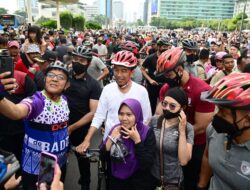 Jokowi Sepedaan di CFD Lagi Tadi Pagi, Warga Berebut Ajak Selfie