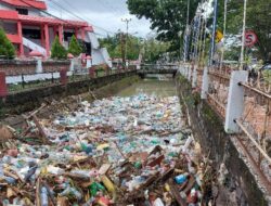 Sampah Berserakan di Jalan Margonda Depok Usai Dilanda Banjir