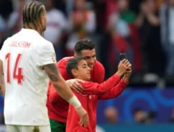 Ngeri! Momen Ronaldo Nyaris Ketiban Fans dari Tribune