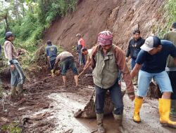 Longsor Seret Warung hingga Tutupi Akses Jalan Cianjur-Sindangbarang