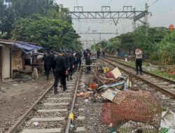 Tawuran di Kampung Bahari Jakut Ganggu Perjalanan KRL, KCI Bilang Begini