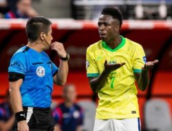 Vinicius Kecam Lapangan, Wasit, dan Panpel!