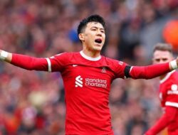 Wataru Endo Malah Minta Liverpool Rekrut Gelandang Bertahan