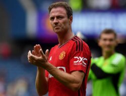 Jonny Evans Prihatin Ratusan Karyawan MU Bakal Dipecat