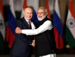 PM India Narendra Modi Tiba di Moskow, Disambut Pelukan Hangat Putin