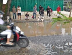 Viral Warga Bogor Protes Jalan Rusak dengan Cuci Motor hingga Mancing