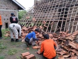 Rumah di Cilegon Roboh Diterjang Hujan Disertai Angin Kencang