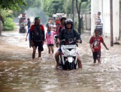 Banjir di Beberapa Titik Depok Usai Hujan Deras, Sejumlah Motor Mogok