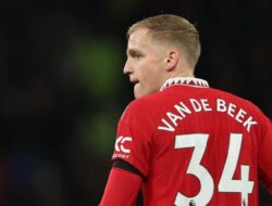 Tinggalkan MU, Donny van de Beek Resmi Gabung Girona