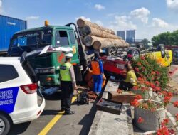 Penampakan Ngerinya Tabrakan Maut Elf Vs Truk di Tol Kebomas