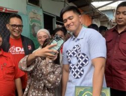 Kaesang Kunjungi Warga Tanjung Priok, Diajak Foto hingga Bagikan Buku Gratis