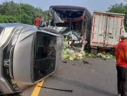 Potret Mobil Terguling dan Ringsek Usai Tabrakan Beruntun di Tol Cipularang