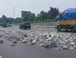 Hebel Muatan Truk Bercecer di Tol Jagorawi Arah Jakarta, Lalin Padat