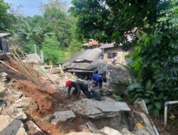 Penampakan Rumah Warga Rusak gegara Longsor di Cipayung Depok