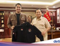 Menpora Serahkan Jaket Kontingen Olimpiade RI Karya Didit ke Prabowo