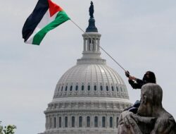 Bendera Palestina Dikibarkan Demonstran Saat Netanyahu Pidato di AS