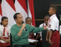 Momen Jokowi Diserbu Anak-anak di Papua saat Beri Kuis Pancasila