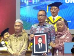 Momen Haru Ortu Gantikan Wisuda Lulusan Termuda Unnes yang Tewas Kecelakaan