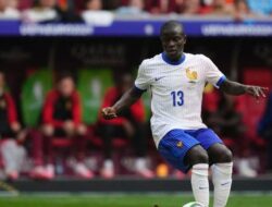 N’Golo Kante Didekati West Ham United