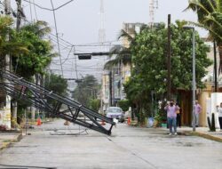 Papan Reklame dan Tiang Listrik Ambruk Diterjang Badai Beryl