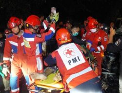 Mobil Pikap Tabrak Bus Parkir di Jaktim, 1 Polisi dan 3 Orang Terluka